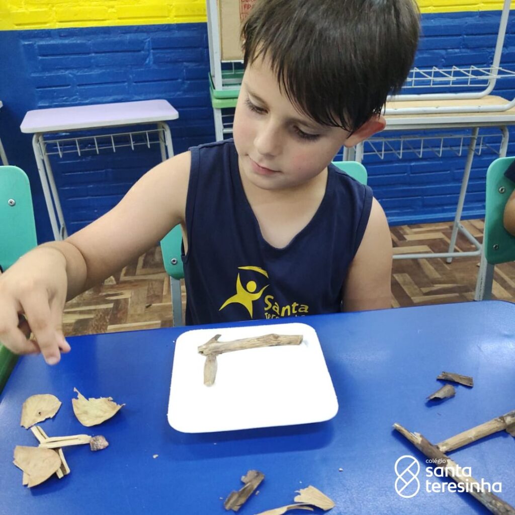 EXPLORANDO O PASSADO COM AS MÃOS