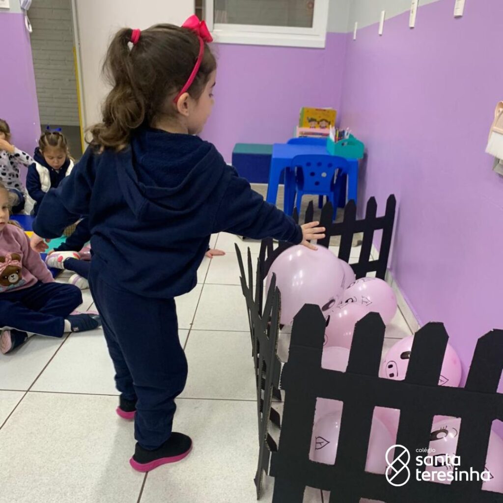 CONTANDO E BRINCANDO