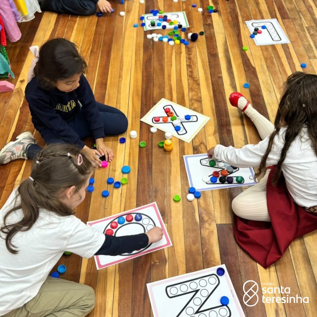 BRINCANDO E APRENDENDO